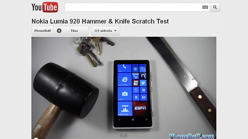 Lumia 920 naarmutustestissä. Kuvakaappaus YouTubesta.