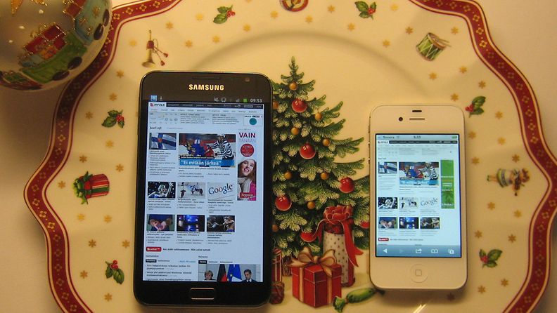 Vasemmalla Samsung Galaxy Note ja oikealla iPhone 4S. Kuva: Jari Heikkilä