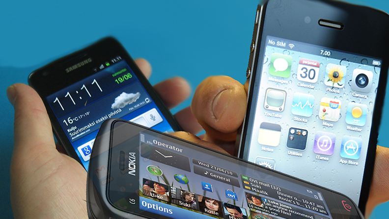 Kuvassa Samsung galaxy S, Nokian C06-01 sekä Applen iPhone. 