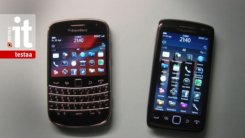 BlakBerry Bold 9900 (vasemmalla) ja BlackBerry Torch 9860