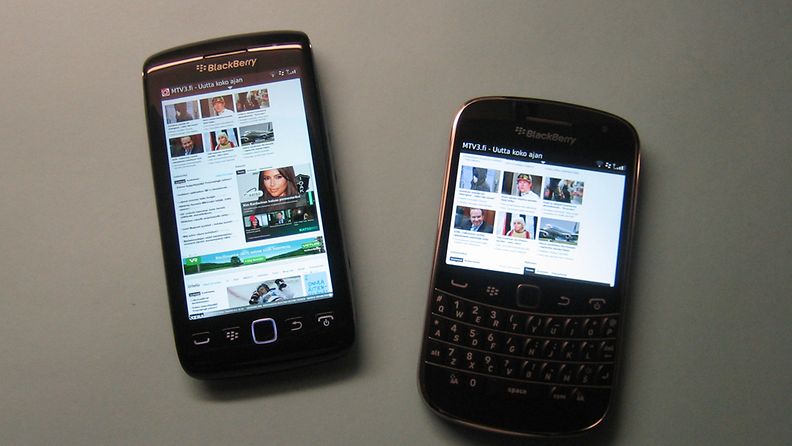 BlakBerry Bold 9900 (oikealla) ja BlackBerry Torch 9860.