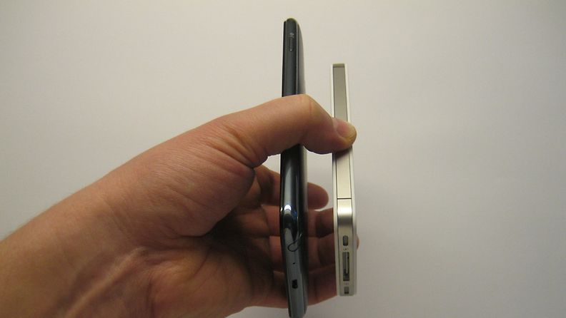 Samsung Galaxy Note ja iPhone 4S kokovertailussa. Kuva: Jari Heikkilä