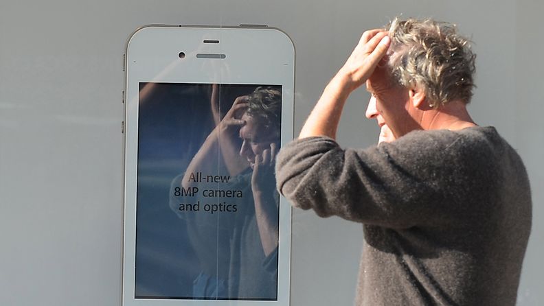 Mies puhui iPhone-puhelimeensa Santa-Monicassa Kaliforniassa.