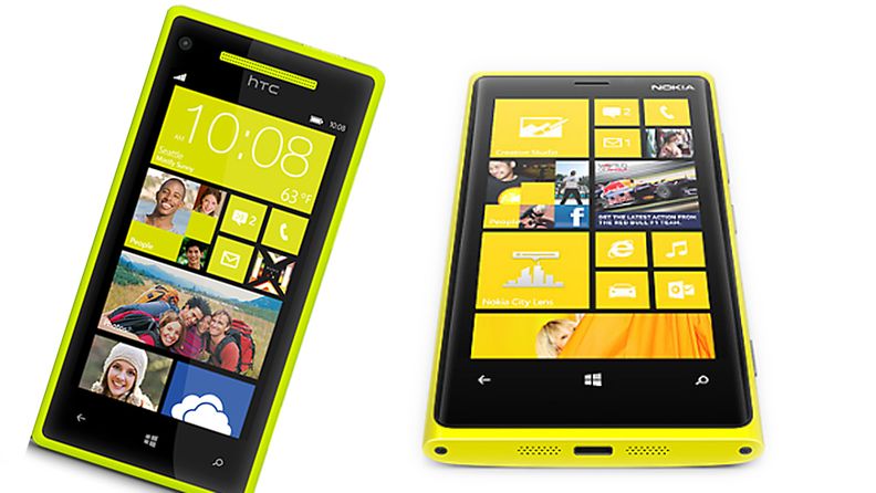 Nokia Lumia 920 (oikealla) ja HTC Windows Phone 8X (vasemmalla).