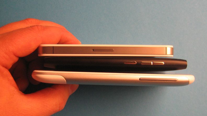 Apple iPhone 4S, Nokia N9 ja HTC Sensation XL Kuva: Jari Heikkilä