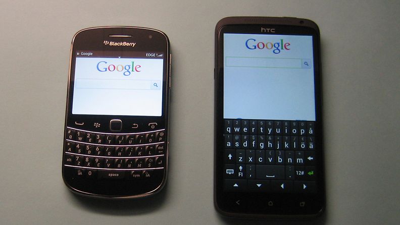 BlakBerry Bold 9900 (vasemmalla) ja HTC One X oikealla.