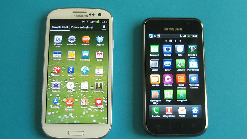 Samsung Galaxy S III (vasemmalla) ja Samsung Galacy S