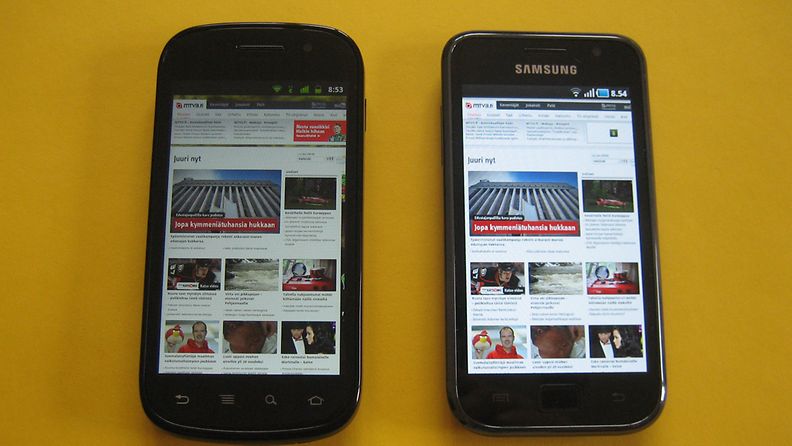 Nexus S (vasemmalla) ja Samsung Galaxy S