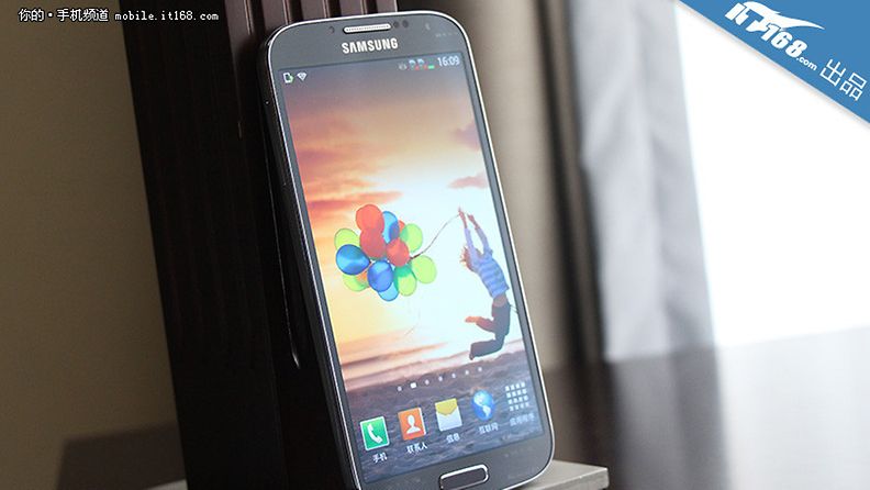 Väitetty kuva Samsung Galaxy S4 -uutuuspuhelimista. Kuvakaappaus IT168-sivustolta. 