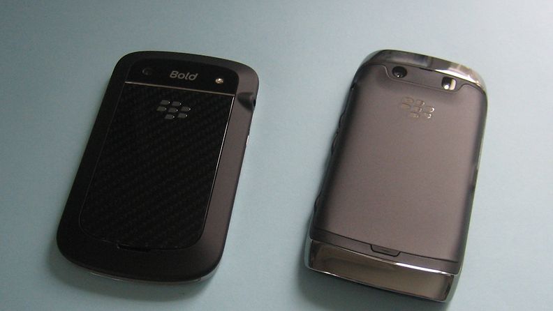 BlakBerry Bold 9900 (vasemmalla) ja BlackBerry Torch 9860.