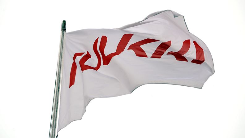 Rautaruukin logo lipussa yhtiön pääkonttorin edustalla Helsingissä 19. heinäkuuta 2011.  