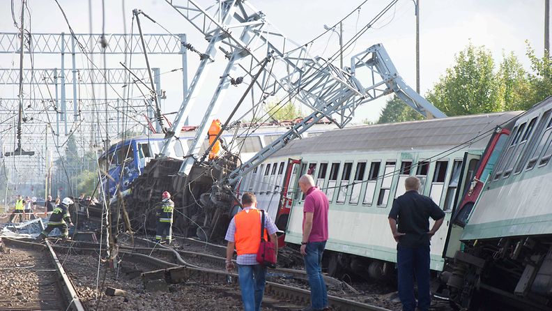  Varsovasta Katowiceen matkalla ollut juna suistui kiskoilta. Junan neljästä vaunusta ensimmäinen makasi turman jälkeen kyljellään ja oli yhden silminnäkijän mukaan täysin tuhoutunut. 