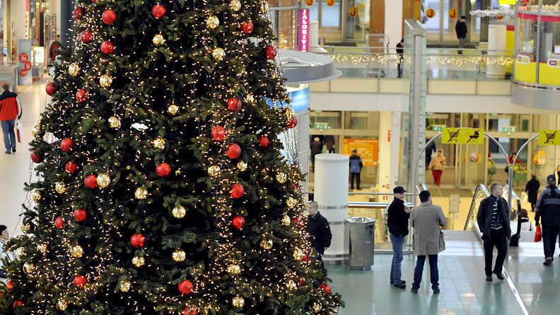 Suomen suurin joulukuusi Jumbon kauppakeskuksessa. (Lehtikuva)