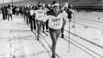19820106: Kokoomuksen presidentinvaalikampanjaan kuului "Harrin hiihto" Lahdessa. Ehdokas Harri Holkeri vetää suomipaidassaan kannattajakuntaansa ladulle.