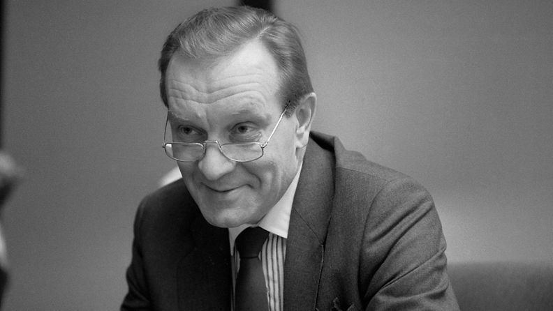 Pankinjohtaja Harri Holkeri Suomen Pankissa joulukuussa 1986. 