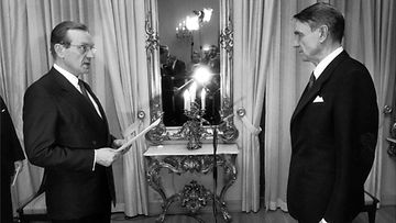 Presidentti Mauno Koivisto vastaanottaa pääministeri Harri Holkerilta tiedon uudelleenvalitsemisestaan presidentiksi Presidentinlinnassa helmikuun 15. 1988. 