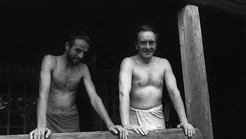 Lasse Viren ja pääministeri Harri Holkeri vilvoittelemassa saunan ja Lassen hölkän jälkeen 20.9.1987.