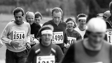    Tallenna 19880918: Pääministeri Harri Holkeri muiden juoksijoiden joukossa 15. Lassen Hölkällä Myrskylässä. 