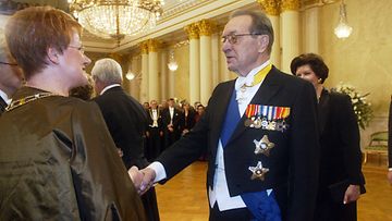 ITSENÄISYYSPÄIVÄ 2003 - LINNAN JUHLAT: Harri Holkeri kättelee tasavalla presidentti Tarja Halosta ja tohtori Pentti Arajärveä Presidentinlinnassa itsenäisyyspäivänä. 