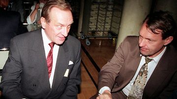 29. 9. 1995 HELSINKI: Pankinjohtaja Harri Holkeri (vas) ja eduskunnan pankkivaltuuskunnan jäsen Esko Seppänen joivat kahvia eduskunnan kahvilassa perjantaina. Pankkivaltuusto piti kokouksen 