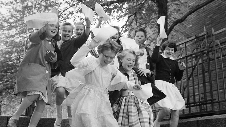 Kevätlukukausi Tehtaankadun kansakoulussa päättyy toukokuun lopussa 1960. Koulutodistukset on jaettu, tytöt kirmaavat kesälomalle.