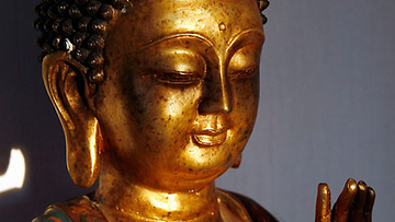  Tallenna  Kultainen Buddhan patsas. 