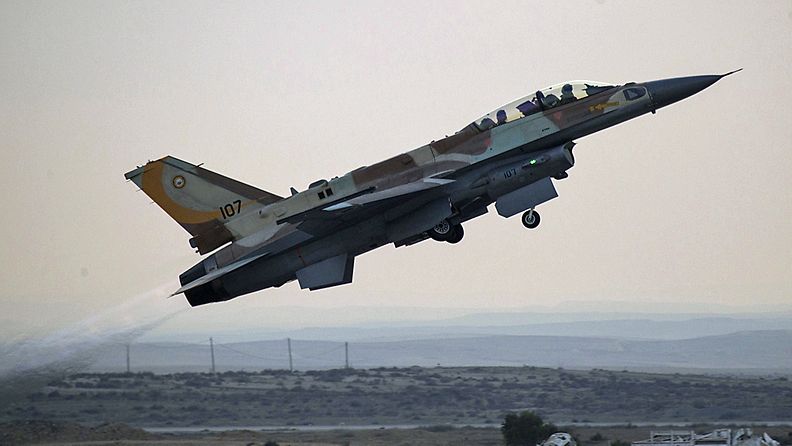 Israelin puolustusvoimien F-15I-suihkuhävittäjä lähdössä lennolle Hatzerim Air Force -lentotukikohdasta Beershevasta Etelä-Israelista 27.12.2013.  