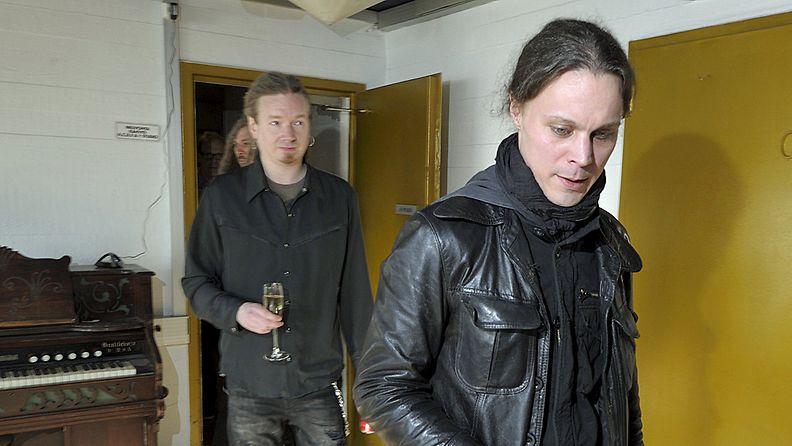 HIM-yhtyeen kitaristi Mikko Lindström (vas.) ja laulaja Ville Valo uuden levyn 'Tears on Tape' kuuntelutilaisuudessa Finnvoxin studiolla Helsingissä perjantaina 22. maaliskuuta 2013.