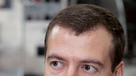 Presidentti Dmitri Medvedev maistelee maitoa. EPA