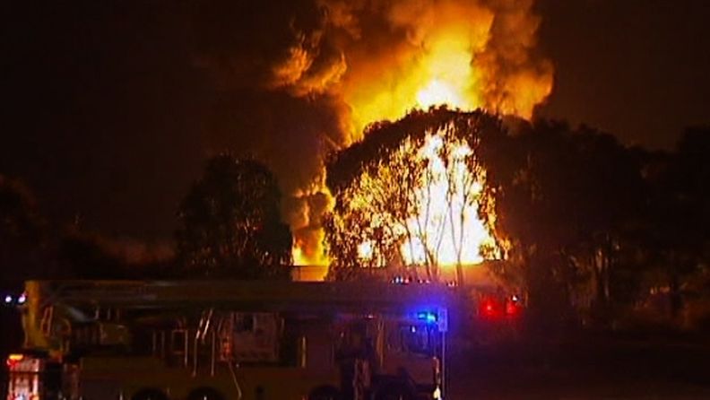 Kymmenet palomiehet taistelivat liekkejä vastaan Canberrassa Australiassa 16.9.2011. Kuva: AP