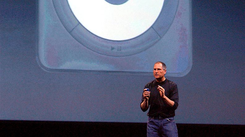 Steve Jobs esitteli iPod-musiikkisoittimen vuonna 2002.