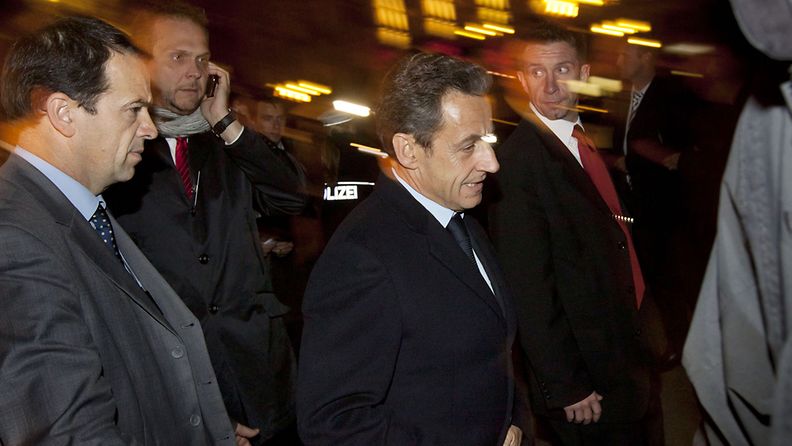 Ranskan presidentti Nicolas Sarkozy kiirehtii synnytyssairaalaan tavattuaan Angela Merkelin Frankfurtissa. 