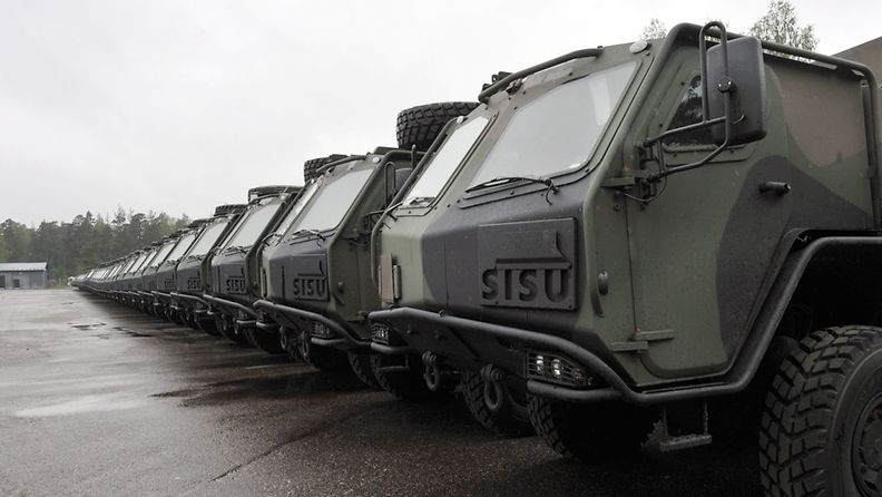 Puolustusvoimille valmistettuja Sisu 8x8 maastokuorma-autoja Raaseporissa. (Lehtikuva)