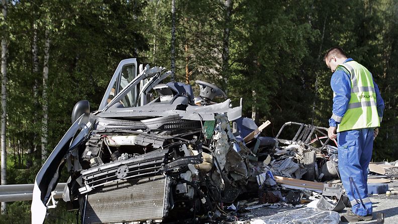 Arkistokuva vuodelta 2007. Varsinais-Suomessa Kiikalassa sattuneessa onnettomuudessa kuoli kuusi ihmistä säiliö- ja asuntoauton kolarissa. 