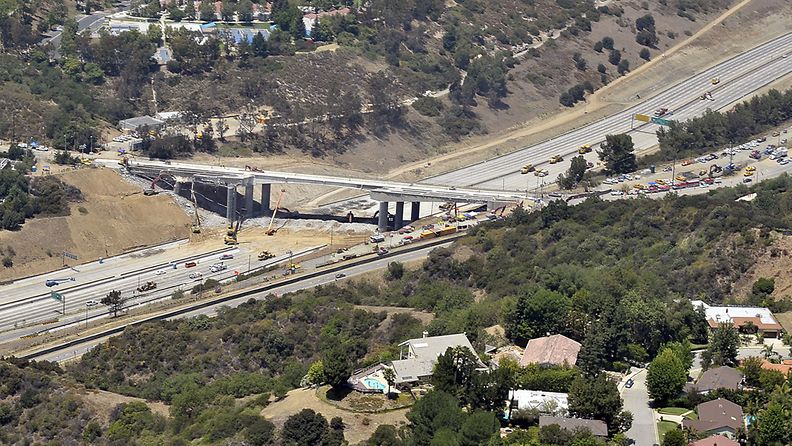 Siltatyö sulki Los Angelesia halkovan moottoritie 405:n osittain perjantai-illasta maanantaiaamuun heinäkuussa 2011.