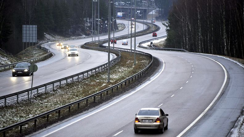 Joulun menoliikennettä 1-valtatiellä Kirkkonummella perjantaina 23. joulukuuta 2011. Joulun menoliikenne on jo selvästi vilkastunut, kertoo Liikkuva poliisi. Etelä-Suomen pääväylillä kulkee jo 2000 autoa tunnissa kohti maakuntia.