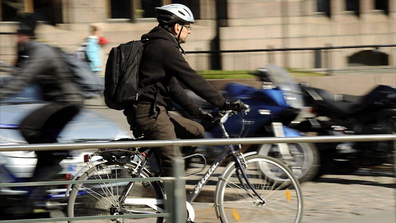 Polkupyöräilijä Helsingissä 6. toukokuuta 2011. Pyöräilijöiden liikennekuolemat ovat lisääntyneet viime vuosina, iso osa kuolemista voitaisiin välttää käyttämällä pyöräilykypärää