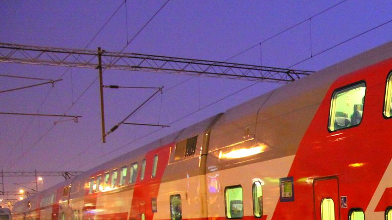 Kuopiossa nuori mies sai surmansa kiivettyään junan katolle. 20-vuotias nuorukainen sai sähköiskun ajojohtimesta ja putosi tämän seurauksena maahan. Kuvituskuva, kuvan juna ei liity tapahtumaan. (Lehtikuva)