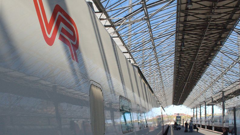 VR:n juna seisoo asemalaiturilla Helsingissä.  