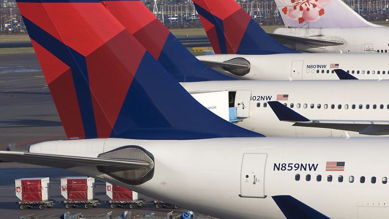 Kuvituskuva, kuvassa Delta Airlinesin lentokoneita Schipholin lentokentällä Amsterdamissa vuonna 2009.