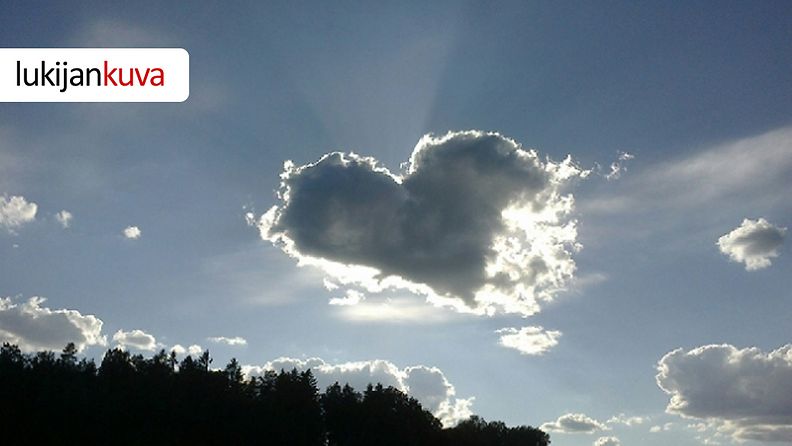 Sydämenmuotoinen pilvi ikuistettiin Aulangolla Hämeenlinnassa 8. kesäkuuta 2013.