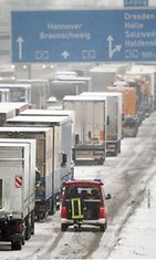 Saksassa lumisade ruuhkautti myös liikennettä.
