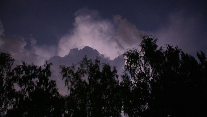 Salama valaisi pilvet ja taivaan yön pimeydessä. Kuva: Kristian Sturt 