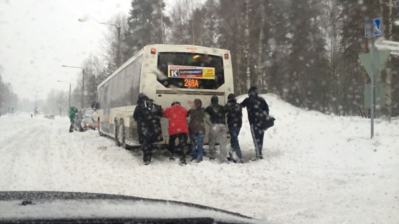 Bussia yritettiin saada liikkeelle miesvoimin Espoon Karakalliossa 19. helmikuuta 2012.