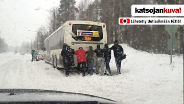 Bussia yritettiin saada liikkeelle miesvoimin Espoon Karakalliossa 19. helmikuuta 2012. 
