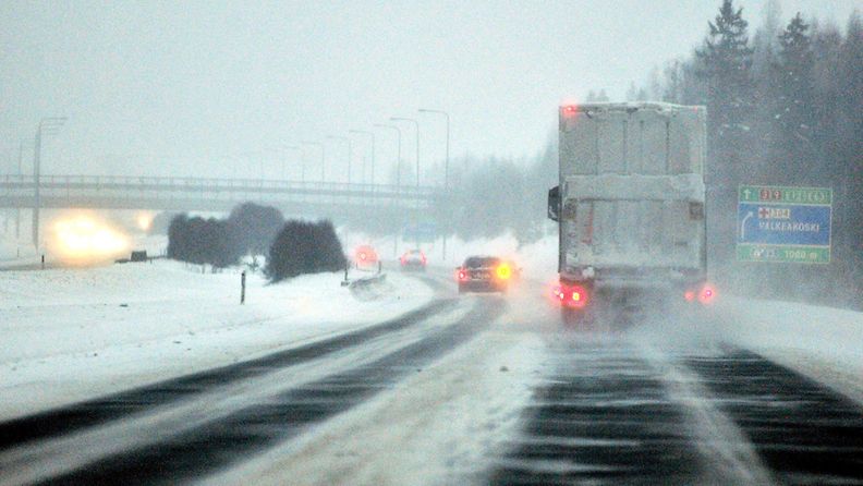 Lumisade, tielle kinostuva lumi ja kova tuuli haittasivat liikennettä sunnuntaina 19. helmikuuta 2012. 