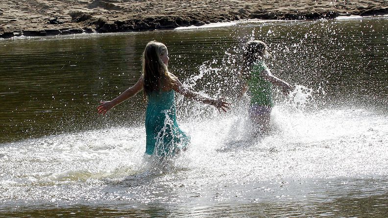Lapset leikkivät vedessä Lappeenrannan Myllysaaren uimarannalla 17. toukokuuta 2012. Lämpötila oli 26,2 astetta.