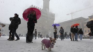 Italiassa Firenzen kaupunki on saanut harvinaisen lumipeitteen. (EPA)
