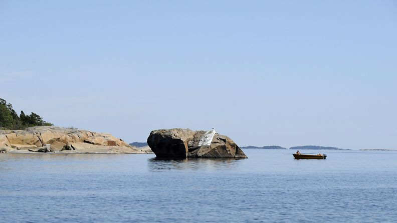 Kalastajia veneessä Villingin saaren edustalla Helsingissä 24. kesäkuuta 2009.  