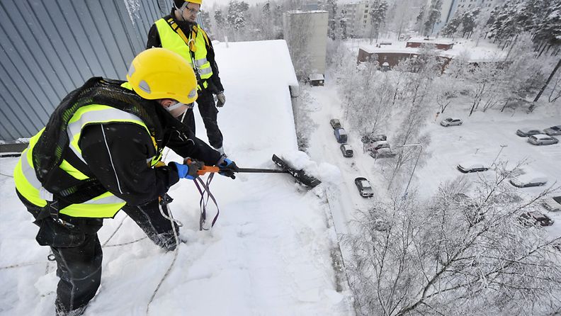 Kuvassa kerrostalon katolla Espoon Matinkylässä.